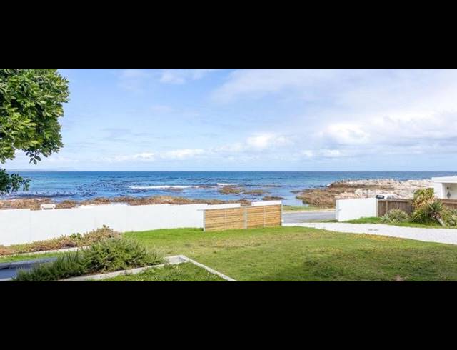 6 BEDROOM HOUSE FOR SALE IN KLEINBAAI